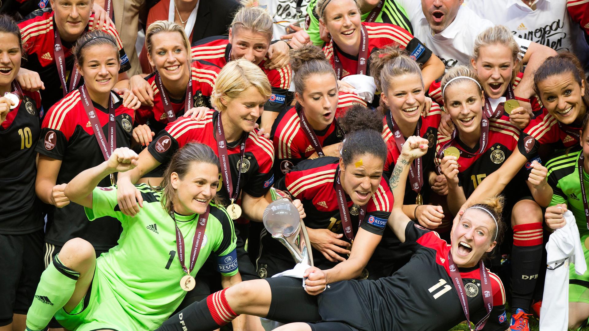 Europameister! - Siegerehrung: Die Spielerinnen feiern und jubel, Teamfoto, Teambild, Mannschaftsfoto, Mannschaftsbild, Team. mit EM-Pokal- Euro-Pokal / Siegerpokal / Trophaee/ Tropy / , Torfrau Nadine ANGERER (l./DEU) hielt zwei Strafsoesse / Elfmeter. Europameister! - Siegerehrung: Die Spielerinnen feiern und jubel, Teamfoto, Teambild, Mannschaftsfoto, Mannschaftsbild, Team. mit EM-Pokal- Euro-Pokal / Siegerpokal / Trophaee/ Tropy / , Torfrau Nadine ANGERER (l./DEU) hielt zwei Strafsoesse / Elfmeter.