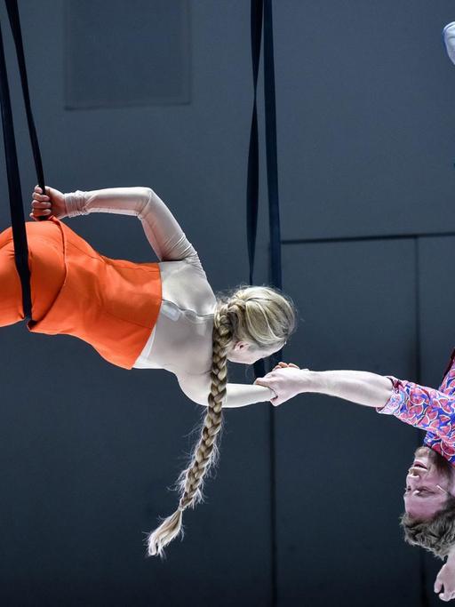 Auf dem Bild: Susanne-Marie Wrage und Paul Grill hängen akrobatisch von der Decke und halten sich an den Händen.