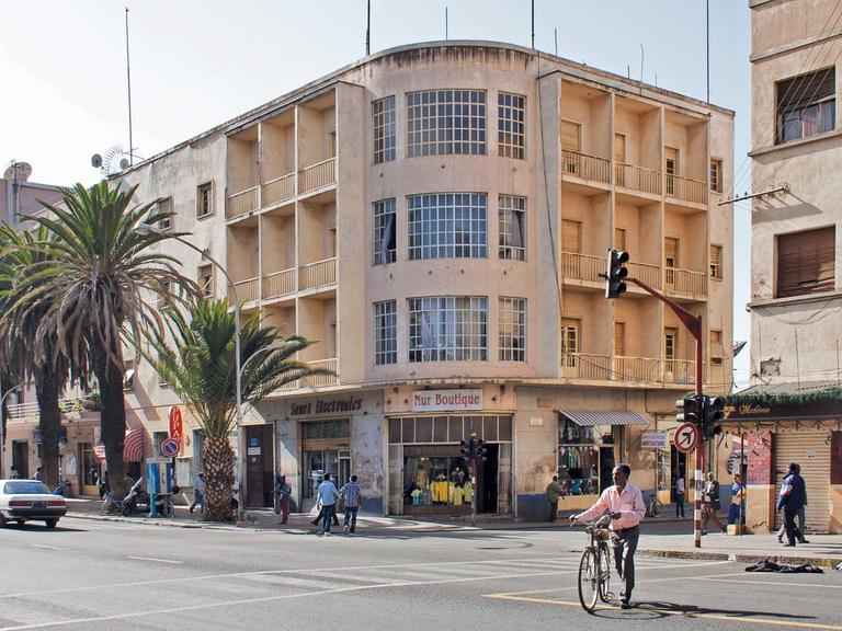 Fotografie "A building from the 1930s on Harnet Avenue" aus dem Buch "Architecture in Asmara - Colonial Origin and Postcolonial Experiences", DOM Verlag