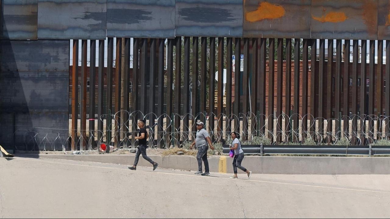 Migranten am Grenzzaun in Ciudad Juárez