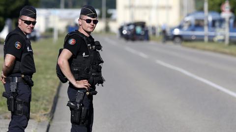 Zwei Polizisten stehen vor der Gasfabrik in Saint-Quentin-Fallavier.