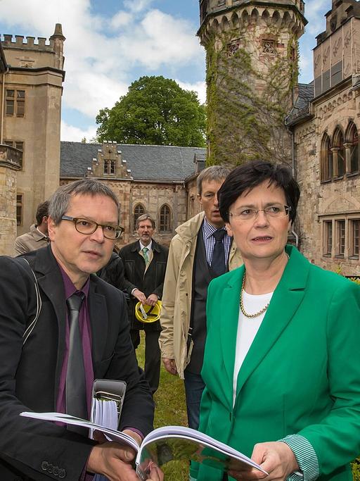 Landesdenkmalpfleger Holger Reinhardt zeigt Thüringens Ministerpräsidentin Christine Lieberknecht (CDU) auf Schloss Reinhardsbrunn historische Aufnahmen des vom Verfall bedrohten Denkmals.