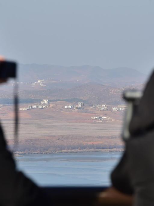 Vom Beobachtungsposten nahe der demilitarisierten Grenzzone blicken Besucher aufs Nachbarland Nordkorea.