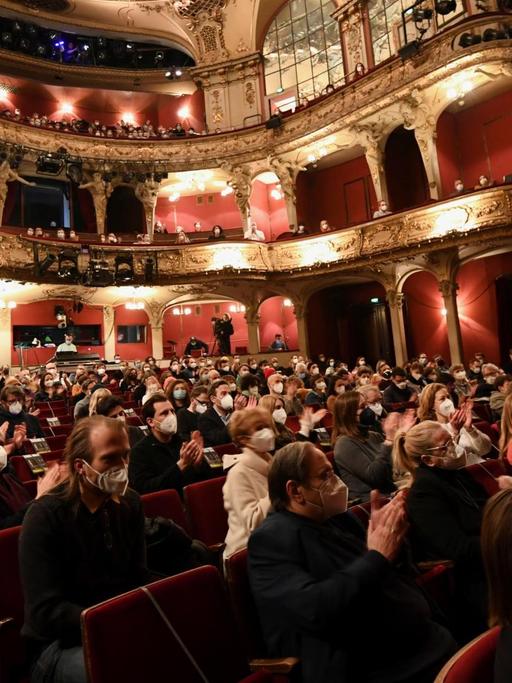 Blick ins Publikum des Berliner Ensembles bei der Vorstellung "Panikherz" im Rahmen des Berliner Modellprojekts während der Coronapandemie.