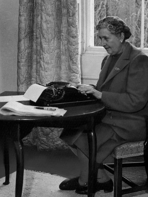 Die englische Schriftstellerin Agatha Christie in ihrem Haus Greenway House in Devonshire an der Schreibmaschine im Januar 1953.