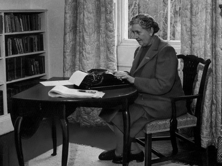 Die englische Schriftstellerin Agatha Christie in ihrem Haus Greenway House in Devonshire an der Schreibmaschine im Januar 1953.