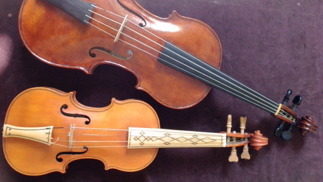 Ein Violino piccolo mit verziertem Hals neben einer modernen Geige 