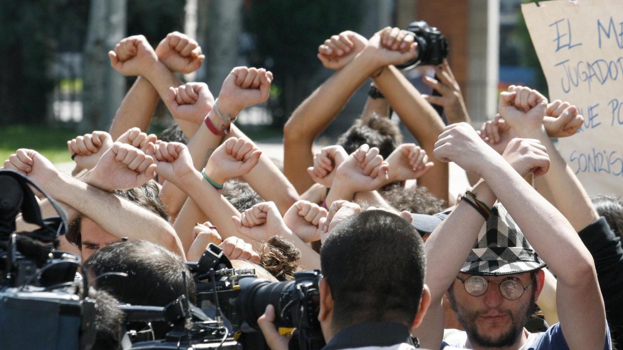 Mitglieder der spanischen Empörten-Bewegung kreuzen die Arme