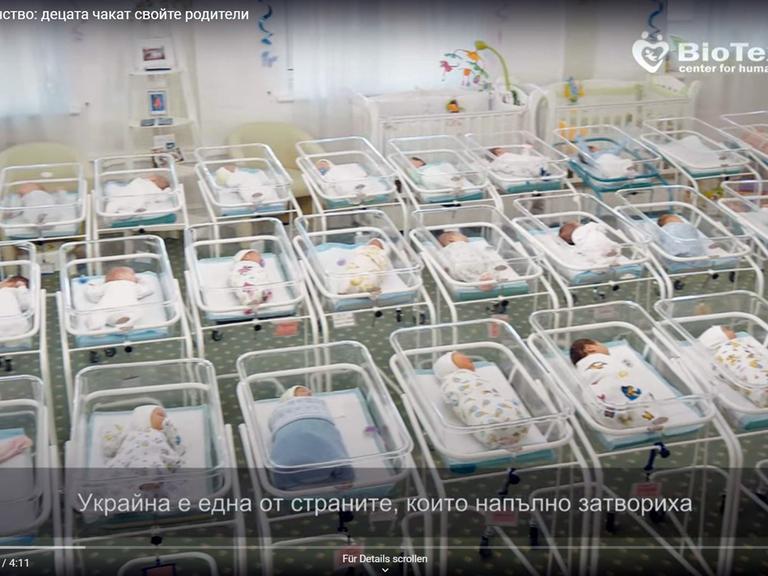 In der Ukraine warten Säuglinge darauf, von ihren Eltern abgeholt zu werden, heißt es in dem Video des "Zentrums für Humanmedizin"