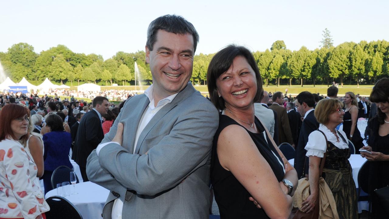 Der bayerische Finanzminister Markus Söder (l, CSU) und die Bundesagrarministerin Ilse Aigner (CSU) kommen am (16.07.2013) zum Sommerempfang des Bayerischen Landtags auf Schloss Schleißheim bei München (Bayern). Foto: Tobias Hase/dpa