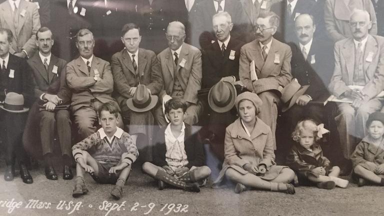 Mildred Shapley sitzt auf diesem Foto einer Astronomengruppe vor der ersten Reihe auf dem Boden (mit Mütze), ihr Vater Harlow (im hellen Anzug und abgelegtem Hut) links der Mitte.