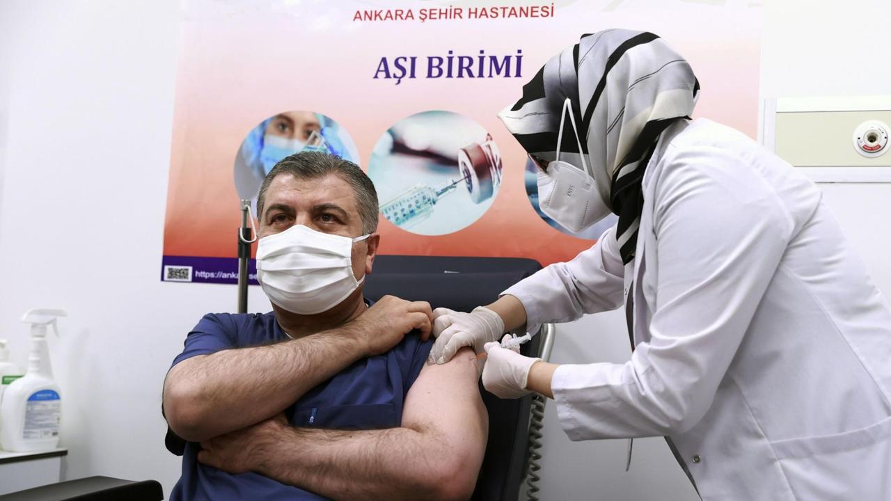 Der türkische Gesundheitsminister Koca lässt sich in Ankara gegen das Coronavirus impfen. 