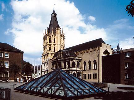 Das Historische Rathaus von Köln mit der "Mikwe" auf dem Vorplatz