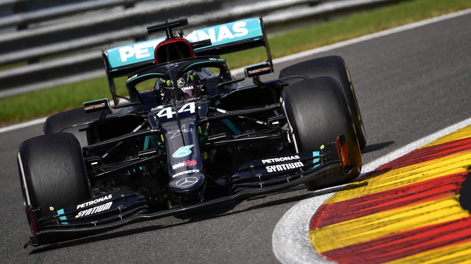 Lewis Hamilton in seinem Mercedes-Rennwagen