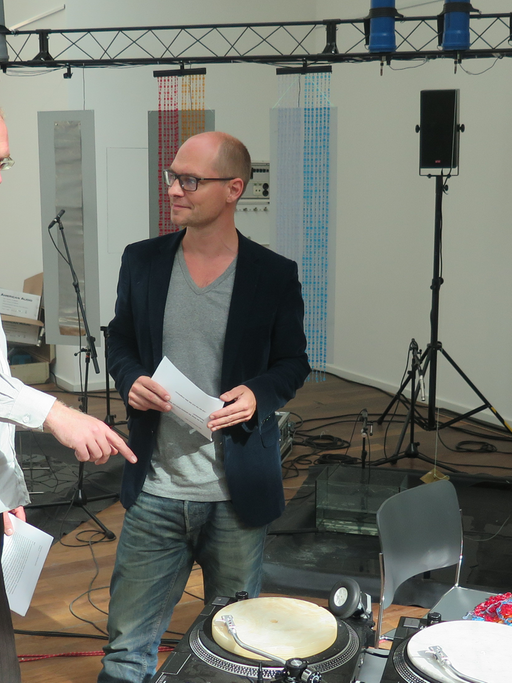 Marcus Gammel und Korbinian Frenzel vor der Klanginstallation zu unserem Projekt KLIMA|ANLAGE