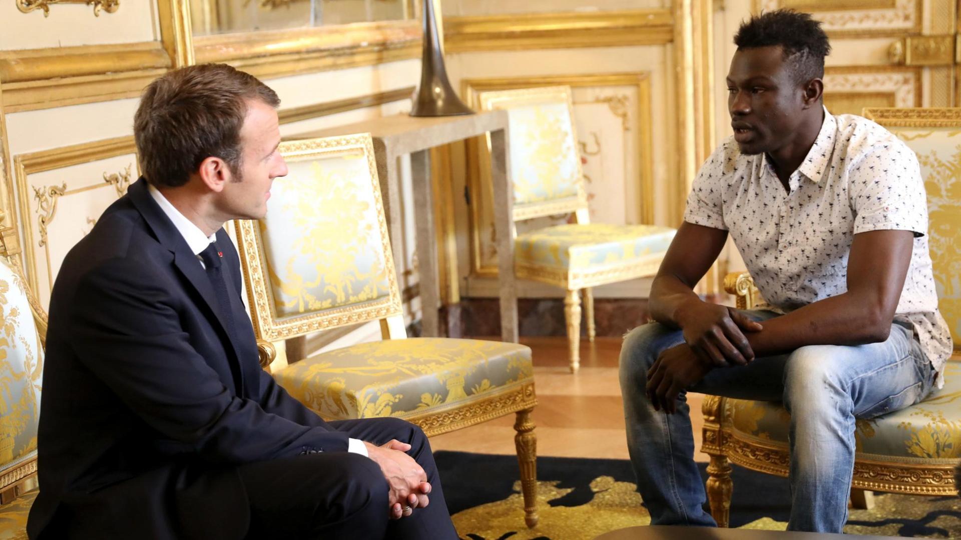 Mamoudou Gassama wird vom französischen Präsidenten Macron empfangen.