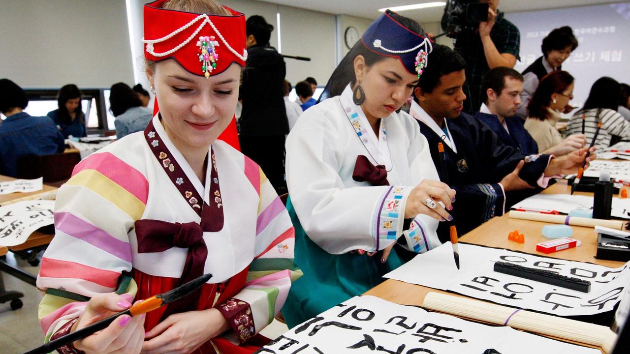 Ausländische Studenten üben am 8.10.2013 in Seoul die Hangeul-Schrift anlässlich des Tags des koreanischen Alphabets am folgenden Tag.