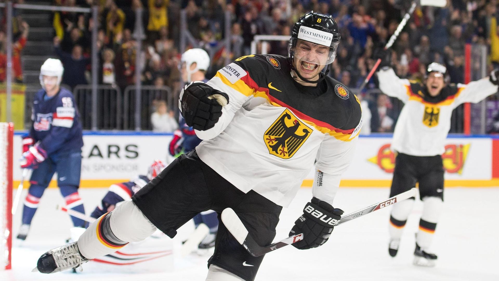 Eishockey-WM 2017 in Köln: Deutschlands Torschütze Tobias Rieder jubelt nach seinem Treffer zur 1:0 Führung gegen die USA. Eishockey-WM 2017 in Köln: Deutschlands Torschütze Tobias Rieder jubelt nach seinem Treffer zur 1:0 Führung gegen die USA.