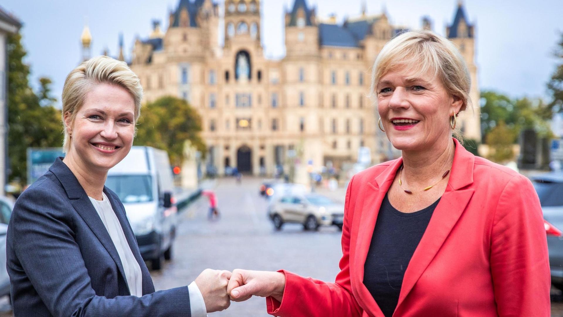 Manuela Schwesig (SPD, l.), Ministerpräsidentin von Mecklenburg-Vorpommern, und Simone Oldenburg, Fraktionschefin der Linken im Landtag, vor dem Schweriner Schloss.