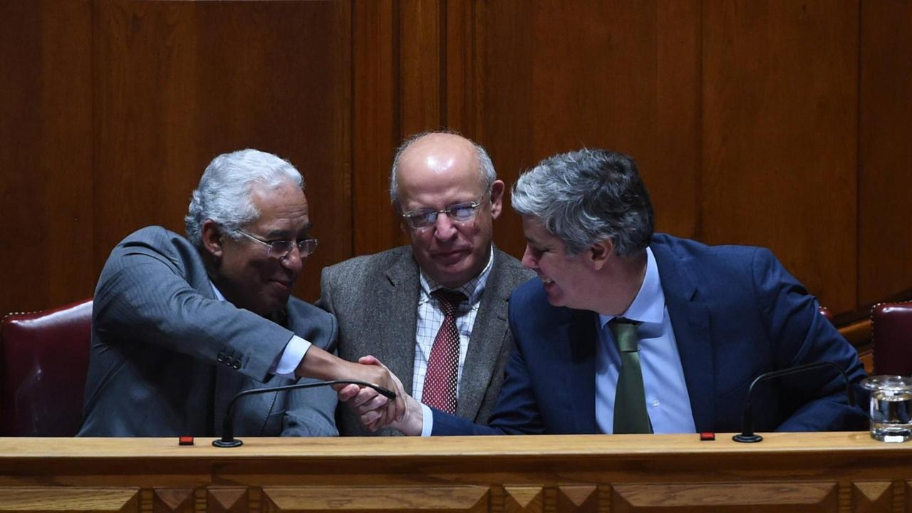 Portugals Ministerpräsident António Costa (links) mit Außenminister Augusto Santos Silva und Finanzminister Mario Centeno (rechts) im portugiesischen Parlament in Lissabon