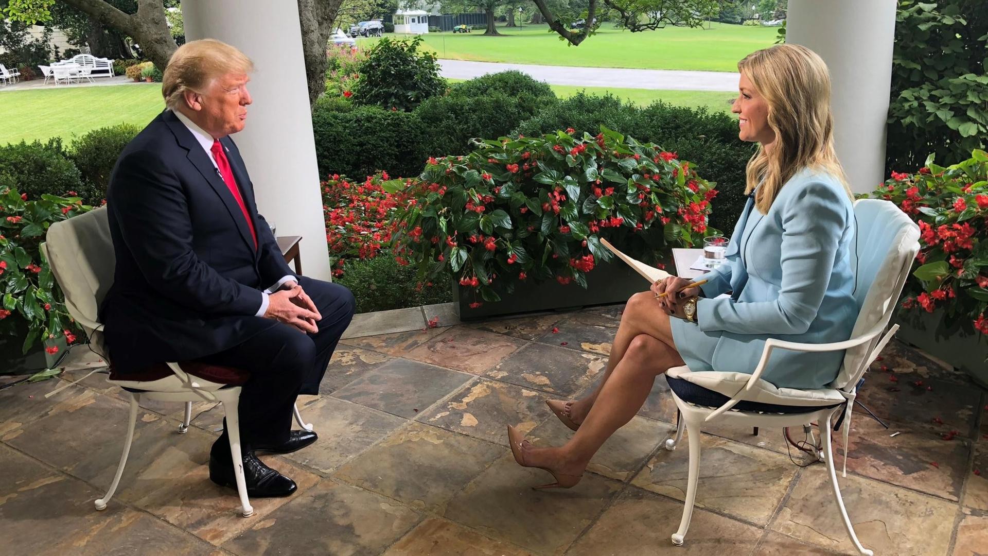 Donald Trump wird von Fox-Moderatorin Ainsley Earhardt interviewt
