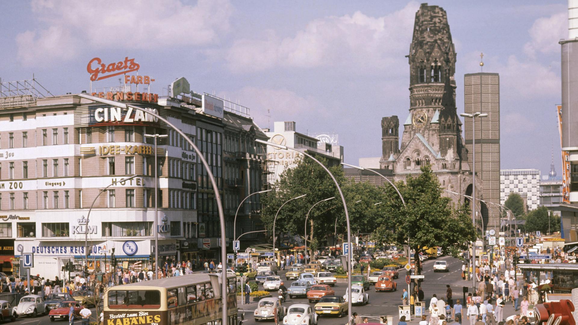 Blick über den Kurfürstendamm in Berlin zur Ruine der Kaiser Wilhelm Gedächtniskirche.