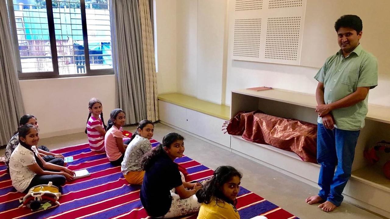 Sampagodu Vighnaraja unterrichtet Kinder in traditionellem indischen Gesang
