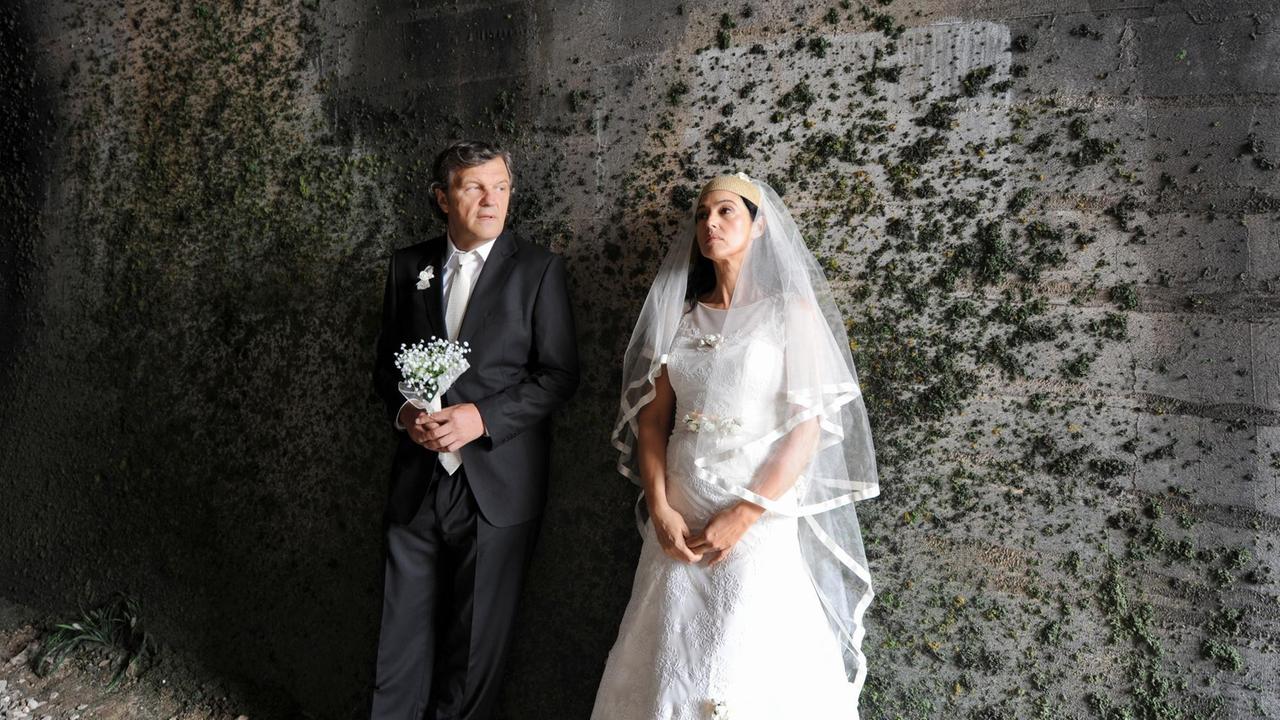 Kosta (Emir Kusturica) und die Braut (Monica Bellucci)