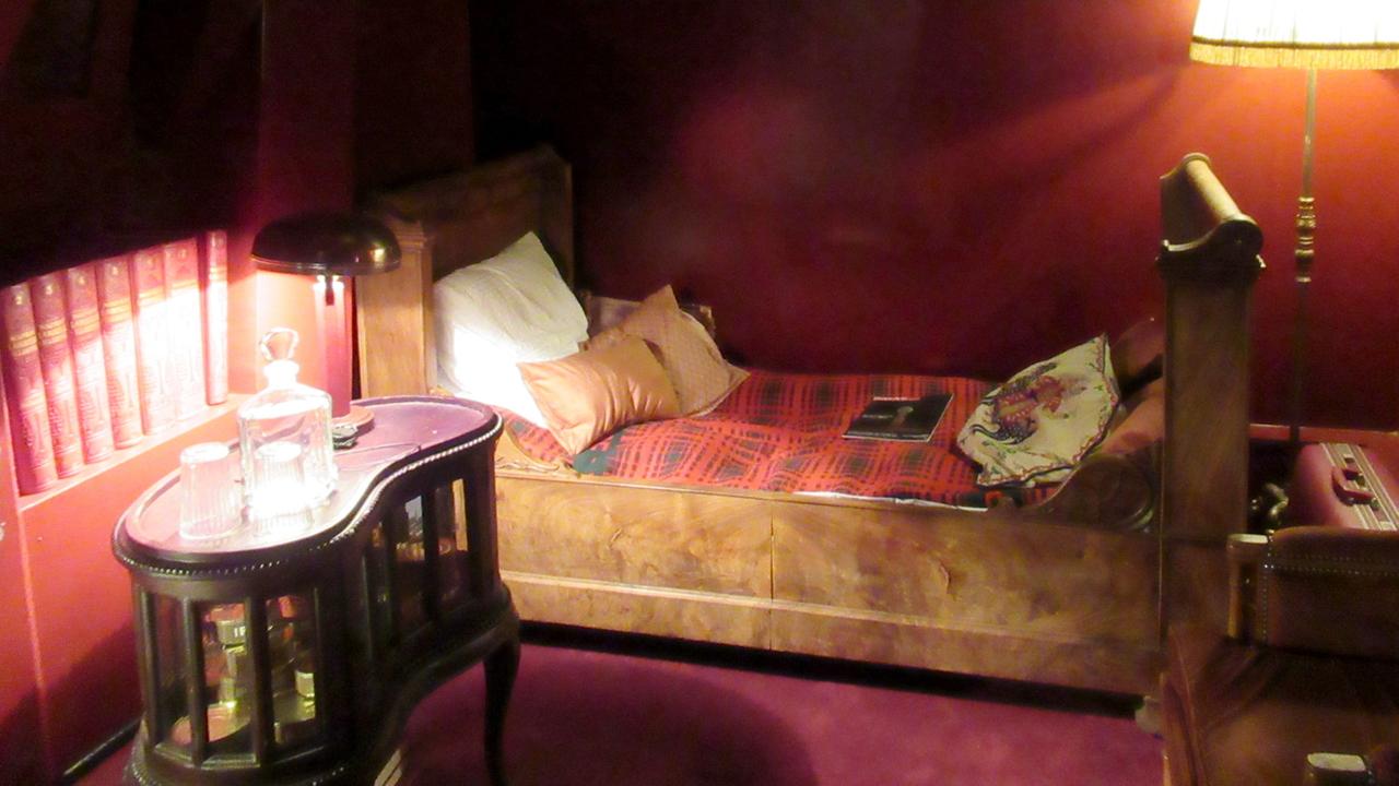 Nachbildung eines Schlafzimmers zur Zeit der Sowjetunion – und Teil des Kunstevents "Dau" in Paris.