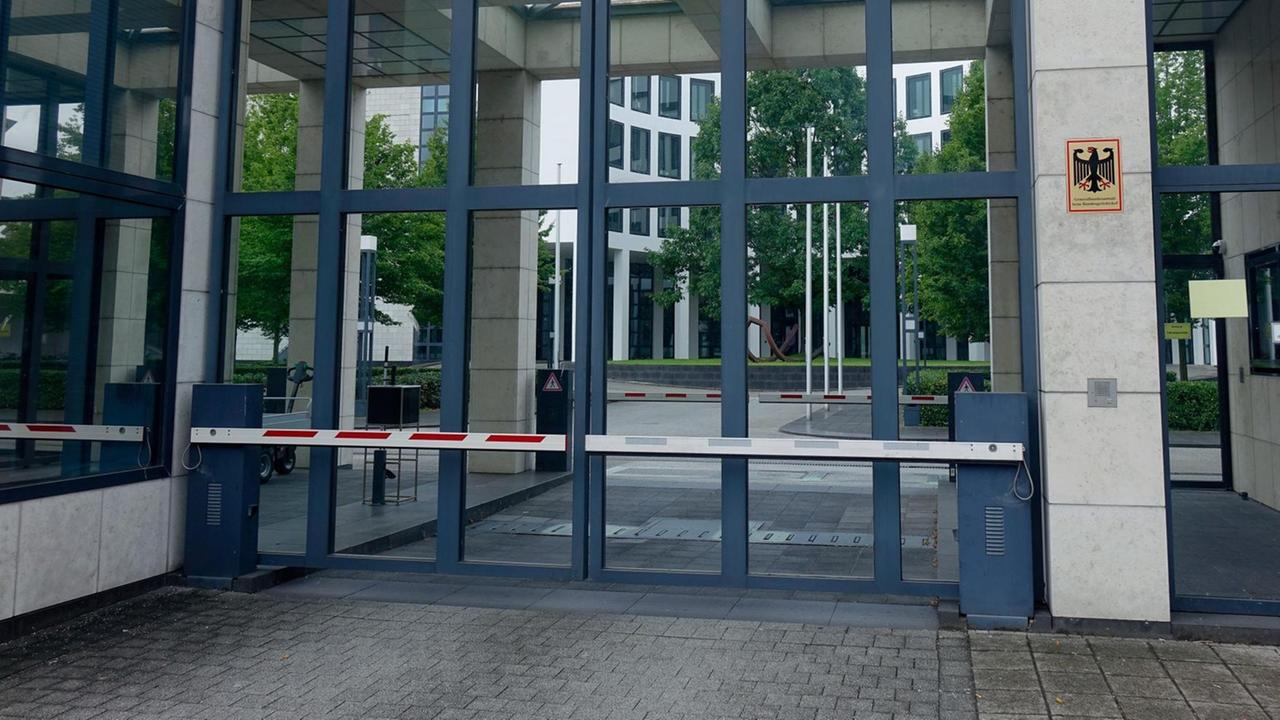 Ein Schild des Generalbundesanwalts hängt am Eingang eines Gebäudes in Karlsruhe.