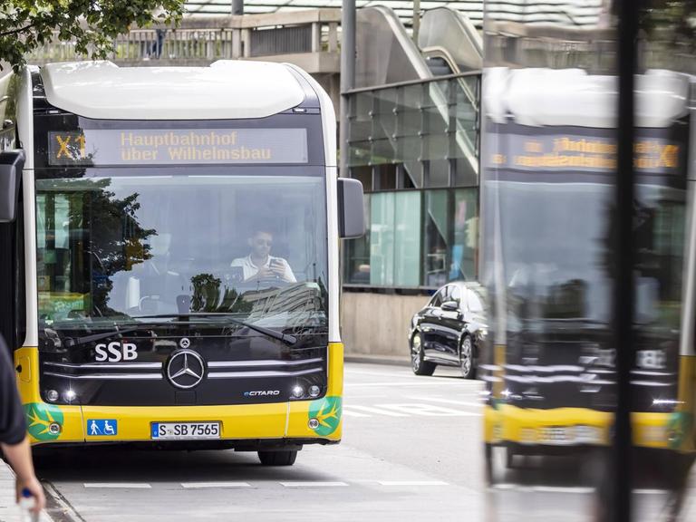 Ein Bus in Stuttgart an einer Haltestelle