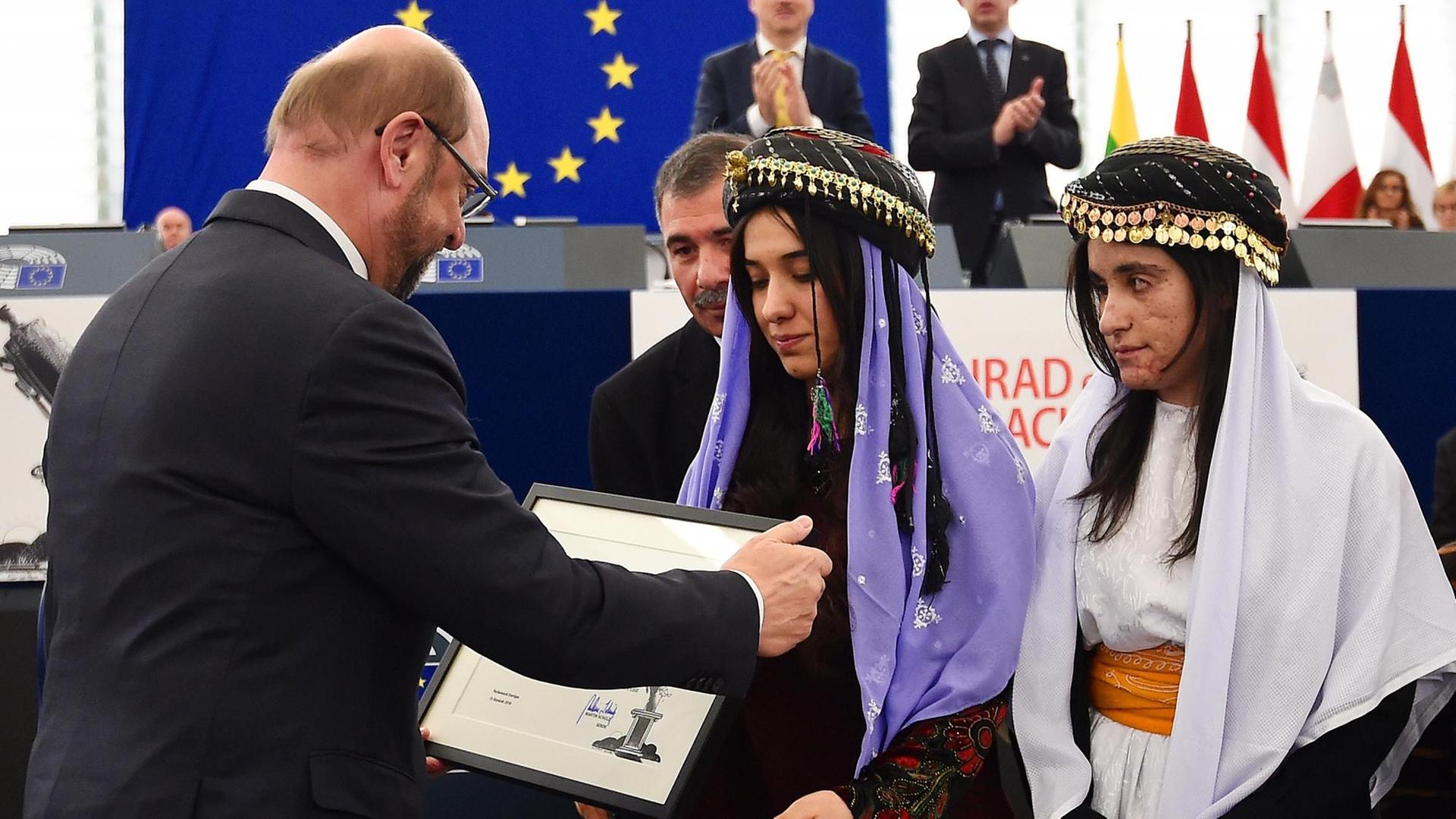 Der Präsident des Europäischen Parlaments, Martin Schulz, überreicht den Sacharow-Preis an die Jesidinnen Nadia Murad und Lamija Adschi Baschar.