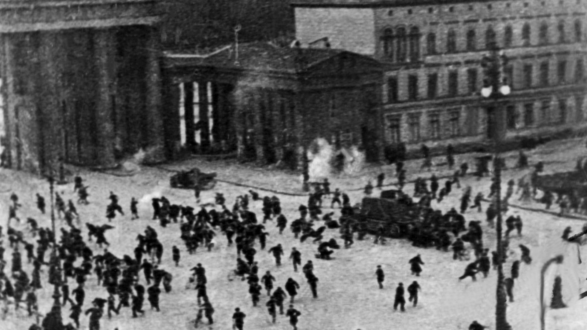 Foto der Schießerei am Pariser Platz beim Abzug der Baltikumtruppen im März 1920, der etwa zwölf Menschleben zum Opfer fielen.