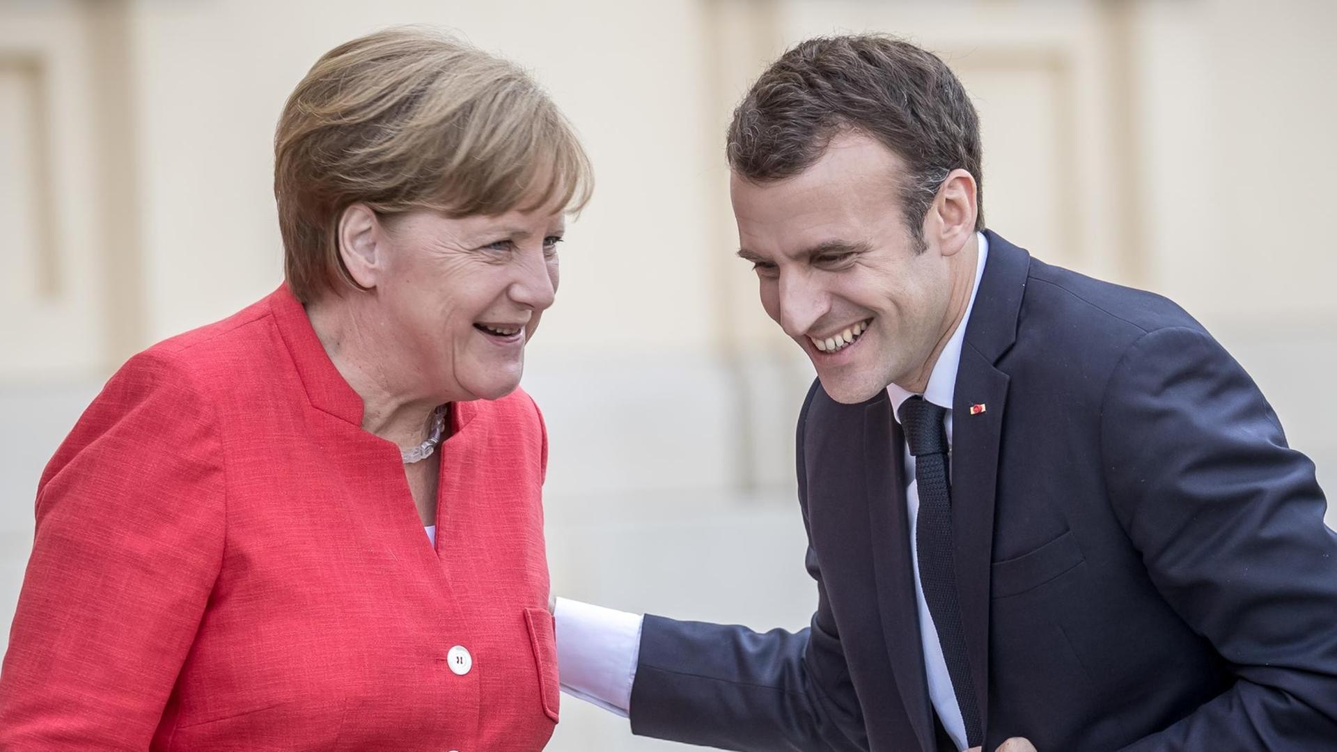 Bundeskanzlerin Angela Merkel (CDU) begrüßt den französischen Präsidenten Emmanuel Macron im Humboldt-Forum im Berliner Schloss.