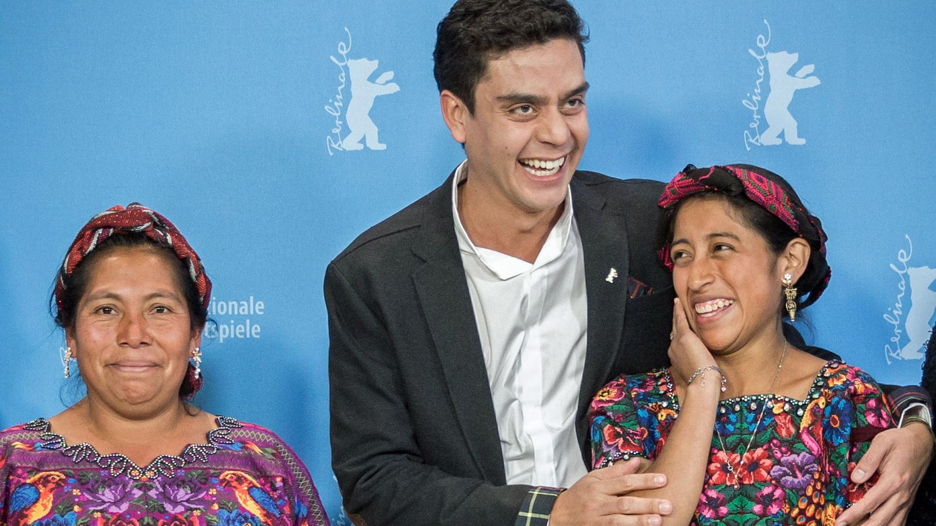 Regisseur Jayro Bustamante und die Schauspielerinnen Maria Telon (l) und Maria Mercedes Coroy posieren am 07.02.2015 in Berlin während der 65. Internationalen Filmfestspiele beim Fototermin für "Ixcanul" (Ixcanul Volcano).