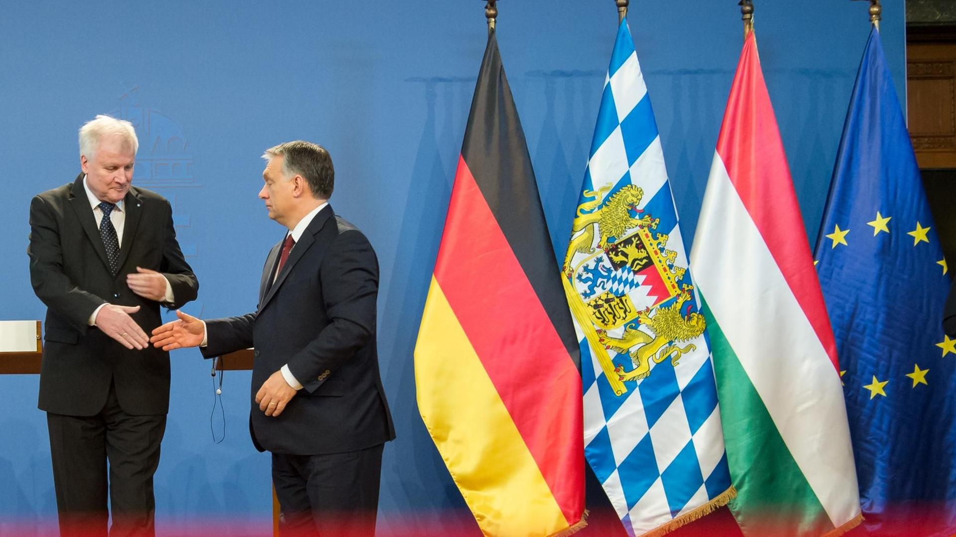 Bayerns Ministerpräsident Horst Seehofer (l, CSU) und der ungarische Ministerpräsident Viktor Orban bei ihrem Treffen in Budapest.