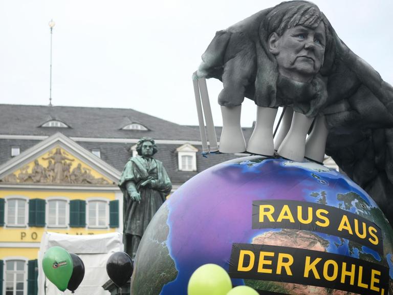 Demonstranten fordern in Bonn mehr Klimaschutz und einen Ausstieg aus der Kohlekraft.