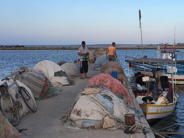 Aus dem Hafen von El Kraten auf den tunesischen Kerkennah-Inseln legen auch Schleuserboote ab.