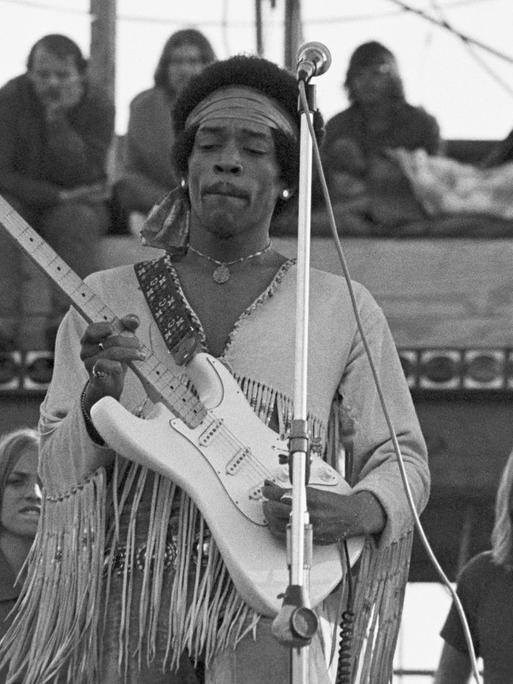 Jimi Hendrix auf dem Woodstock Festival, er spielte als letzter am Montagmorgen.
