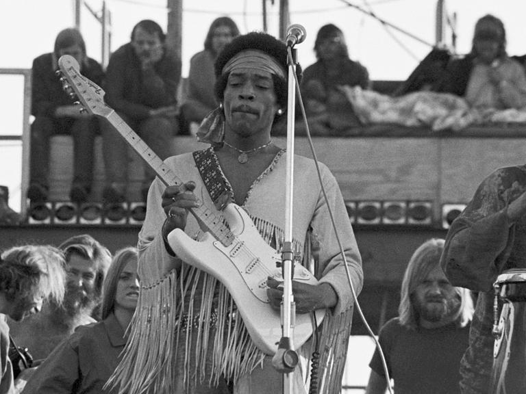 Jimi Hendrix auf dem Woodstock Festival, er spielte als letzter am Montagmorgen.