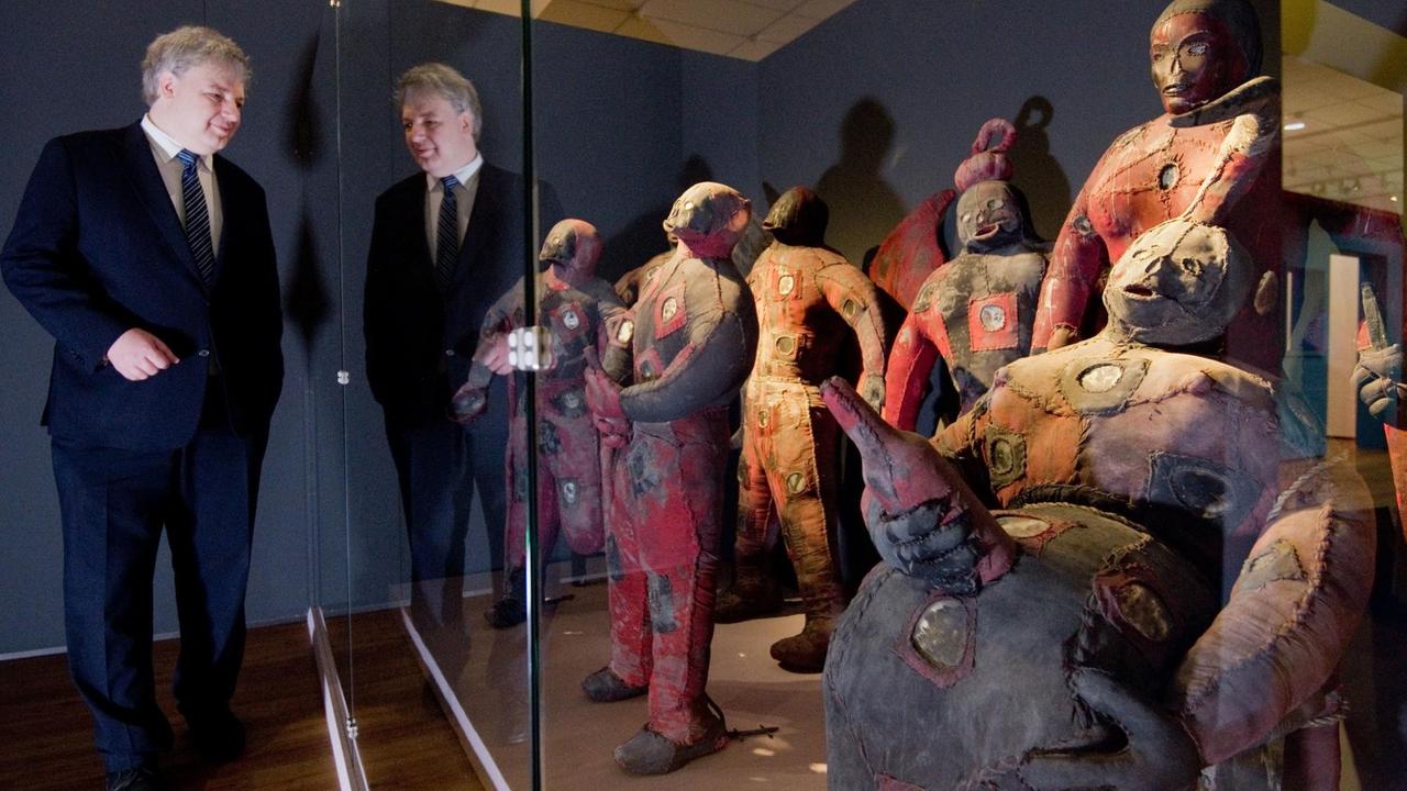 Oliver Gauert, Kurator, steht neben Wächterfiguren der Bizango Geheimgesellschaft in der Sonderausstellung "Voodoo" im Roemer- und Pelizaeus-Museum. 