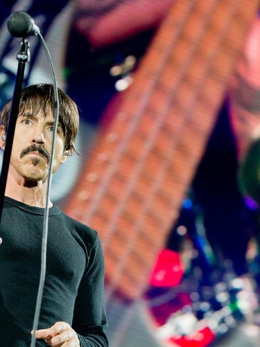 Der Sänger der US-amerikanischen Crossover-Band Red Hot Chili Peppers, Anthony Kiedis 2016 beim Musikfestival "Rock im Park" in Nürnberg