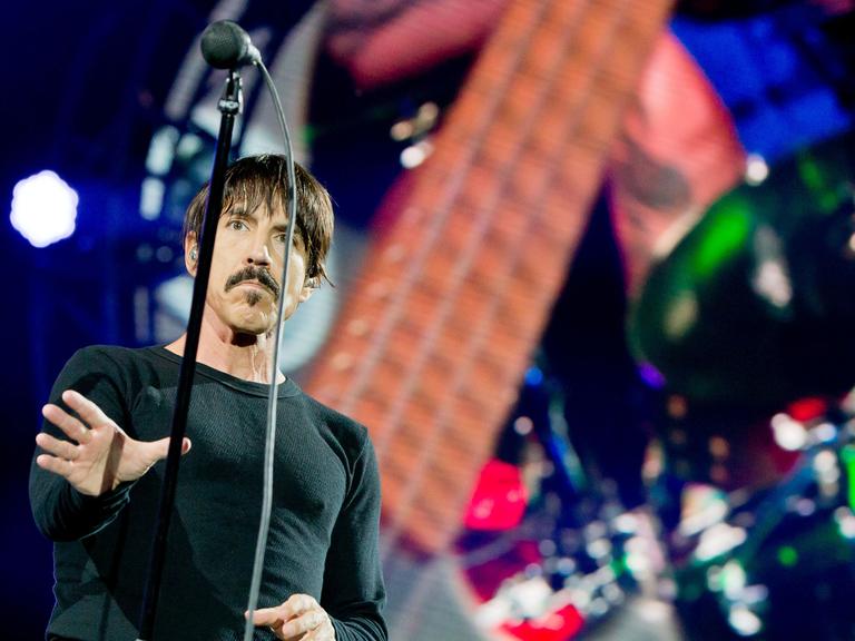 Der Sänger der US-amerikanischen Crossover-Band Red Hot Chili Peppers, Anthony Kiedis 2016 beim Musikfestival "Rock im Park" in Nürnberg
