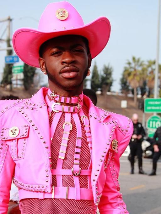 Lil Nas X im pinken Cowboy-Anzug.