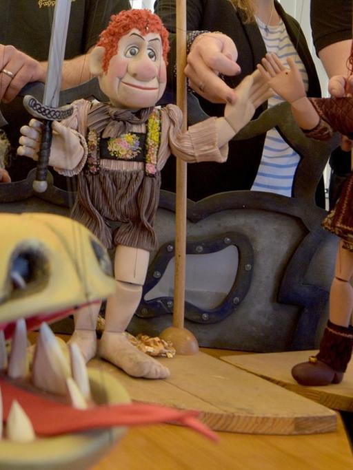 Auf dem Bild zu sehen sind die Marionetten: der Drache Fafnir, Siegfried und Brunhilde.