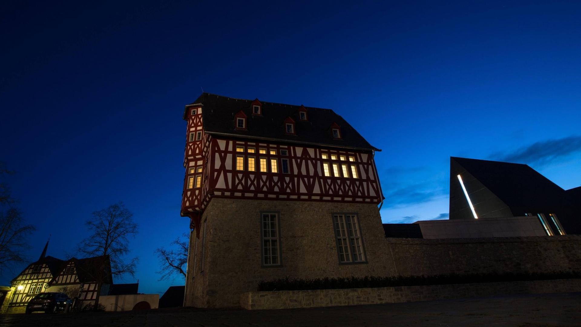 Abendlicher blauer Himmel mit Blick auf den Bischofssitz des Bistum Limburg.