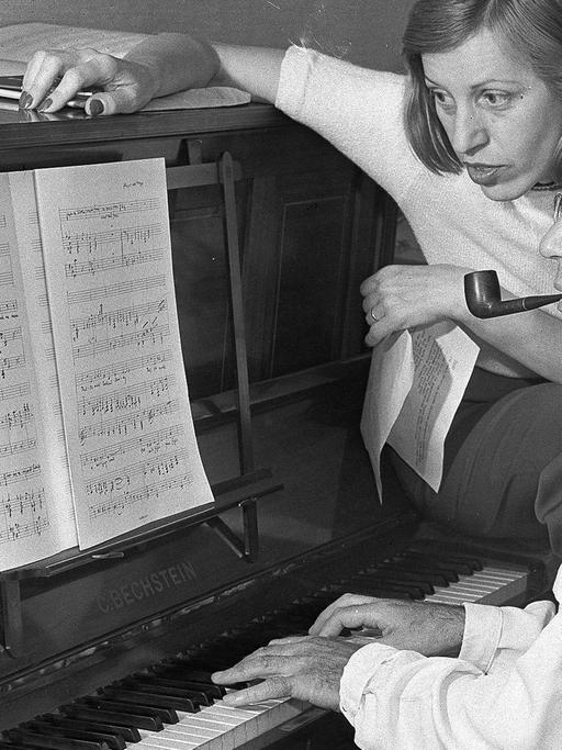 Der Komponist Kurt Weill und seine Frau, die Schauspielerin Lotte Lenya, am 17. August 1942 im US-Exil bei New York vor dem Klavier.