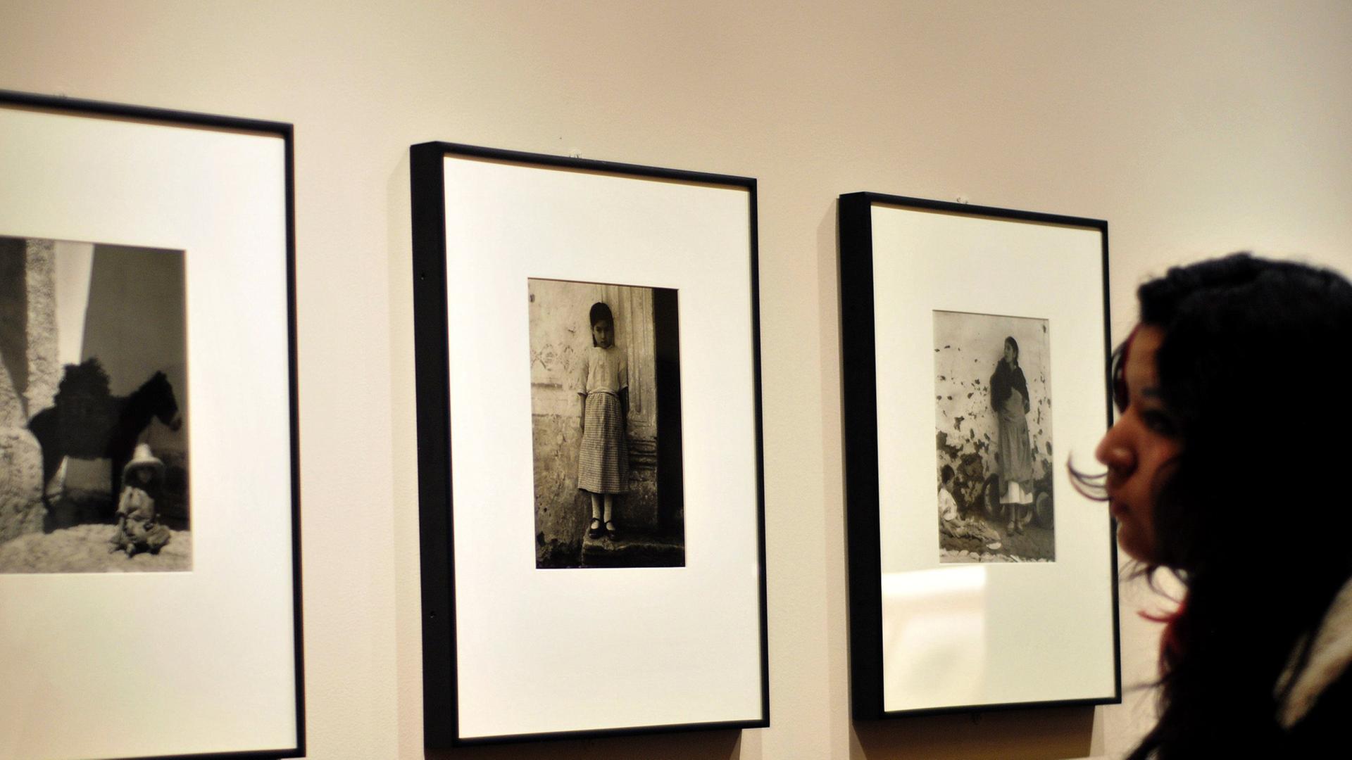 Eine Besucherin betrachtet Bilder des Fotografen Paul Strand, hier während einer Ausstellung in Mexiko 2011. Eine Besucherin betrachtet Bilder des Fotografen Paul Strand, hier während einer Ausstellung in Mexiko 2011.