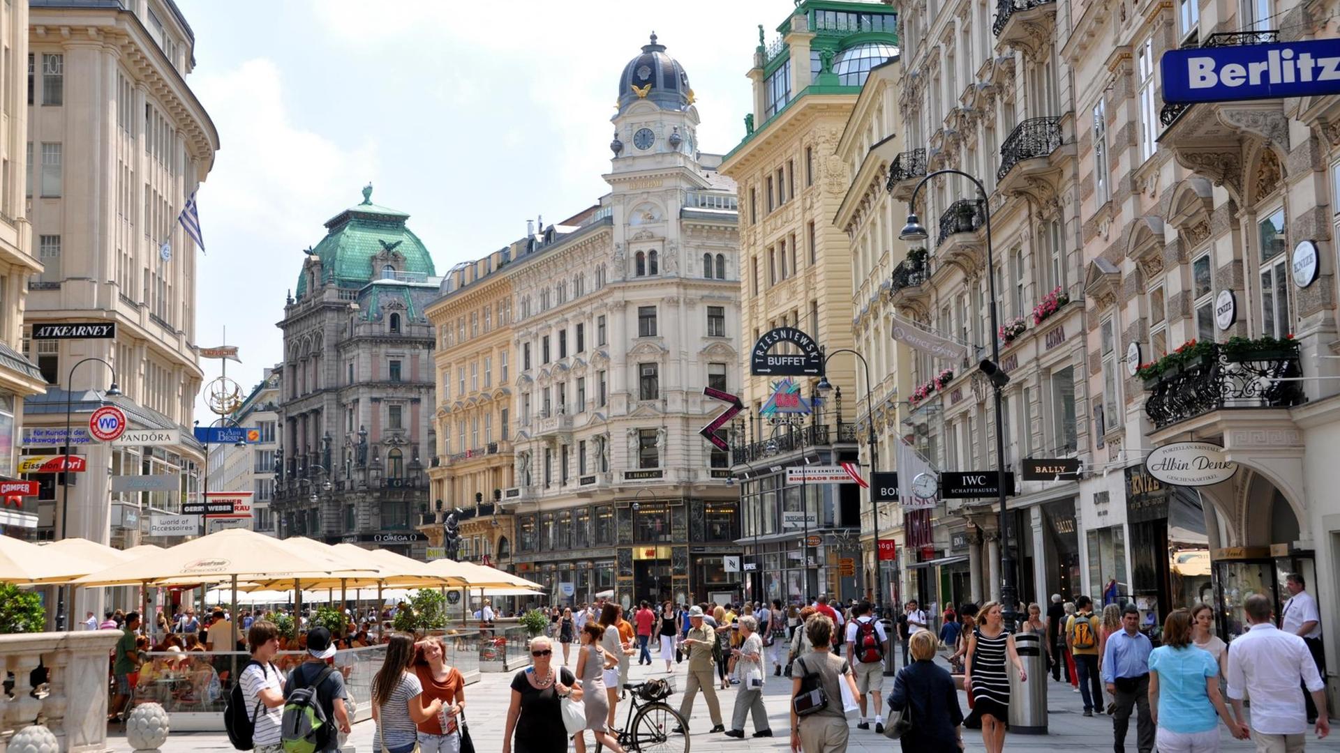 Der Graben in der Wiener Altstadt mit einem platzartig gestalteten Fußgängerbereich.