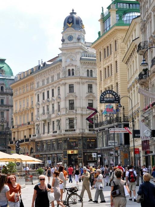 Der Graben in der Wiener Altstadt mit einem platzartig gestalteten Fußgängerbereich.